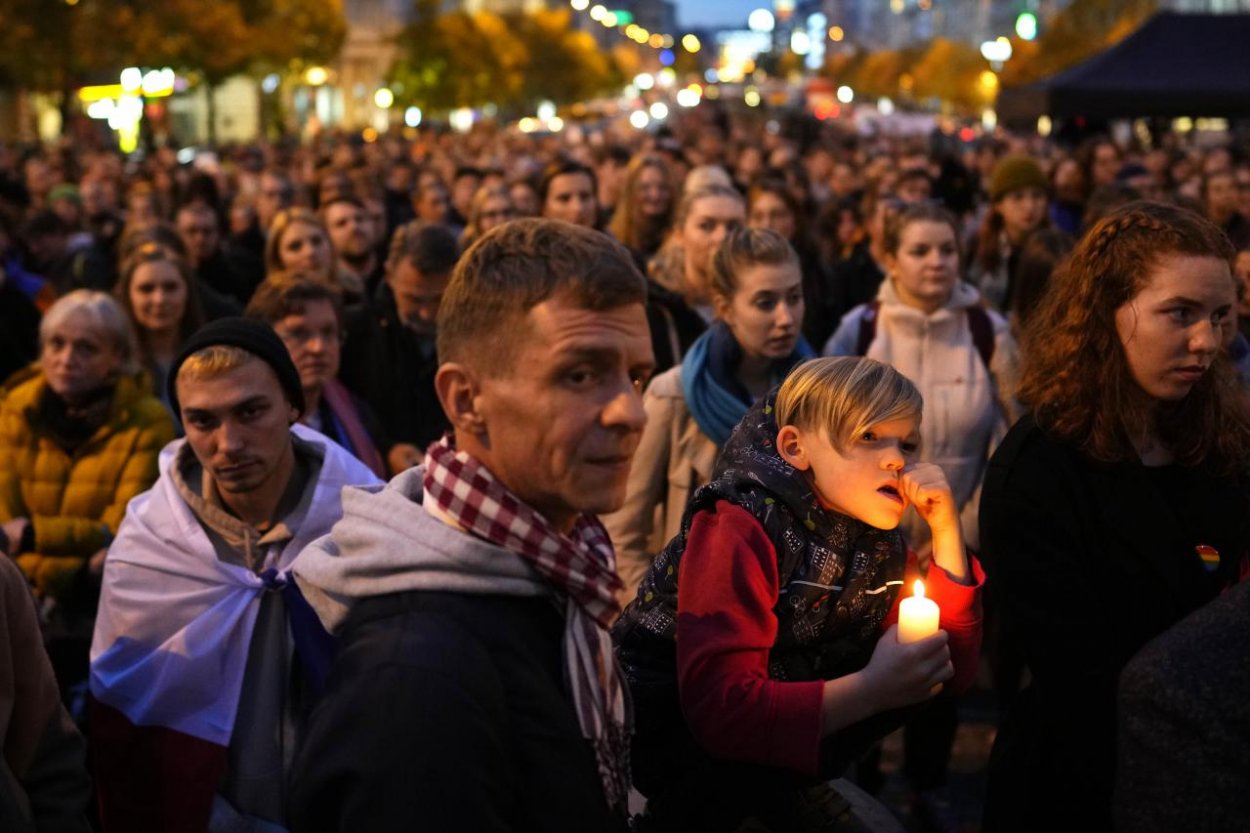 Tisícky ľudí sa v Prahe zišli na podporu LGBTI+. Uctili si obete streľby v Bratislave