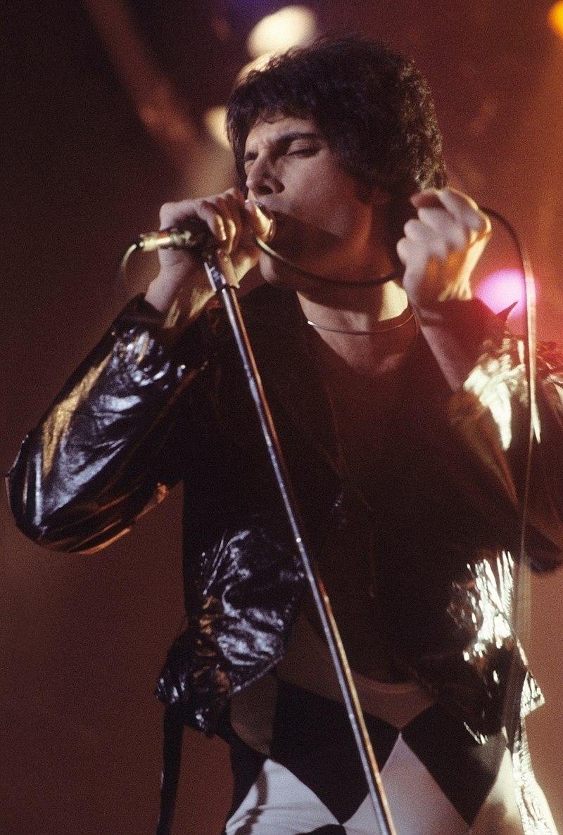 Brian May z Queen: Keď hrám, Freddie je so mnou