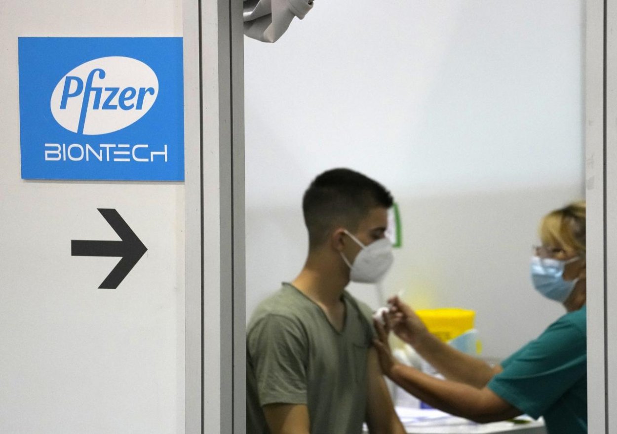 USA ako prvá krajina definitívne schválila vakcínu Pfizer/BioNTech