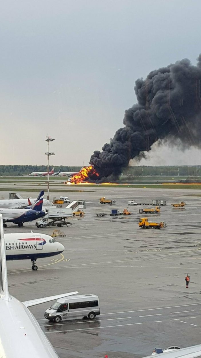 Lietadlo v Moskve muselo núdzovo pristáť. Nehodu neprežilo 41 ľudí