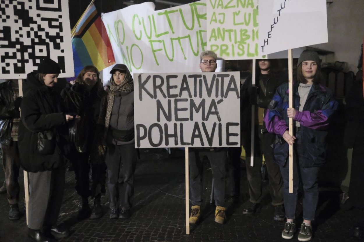 Na Bratislavskom opozičnom proteste vystúpila aj speváčka Katarína Koščová. Protestovali aj študenti VŠVU