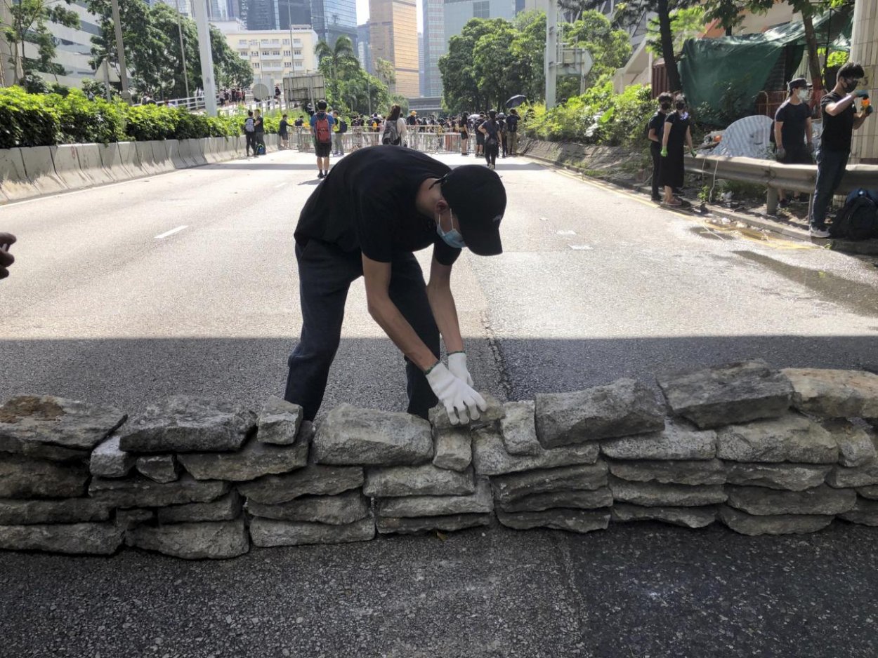 Demonštrácie opäť blokujú Hongkong