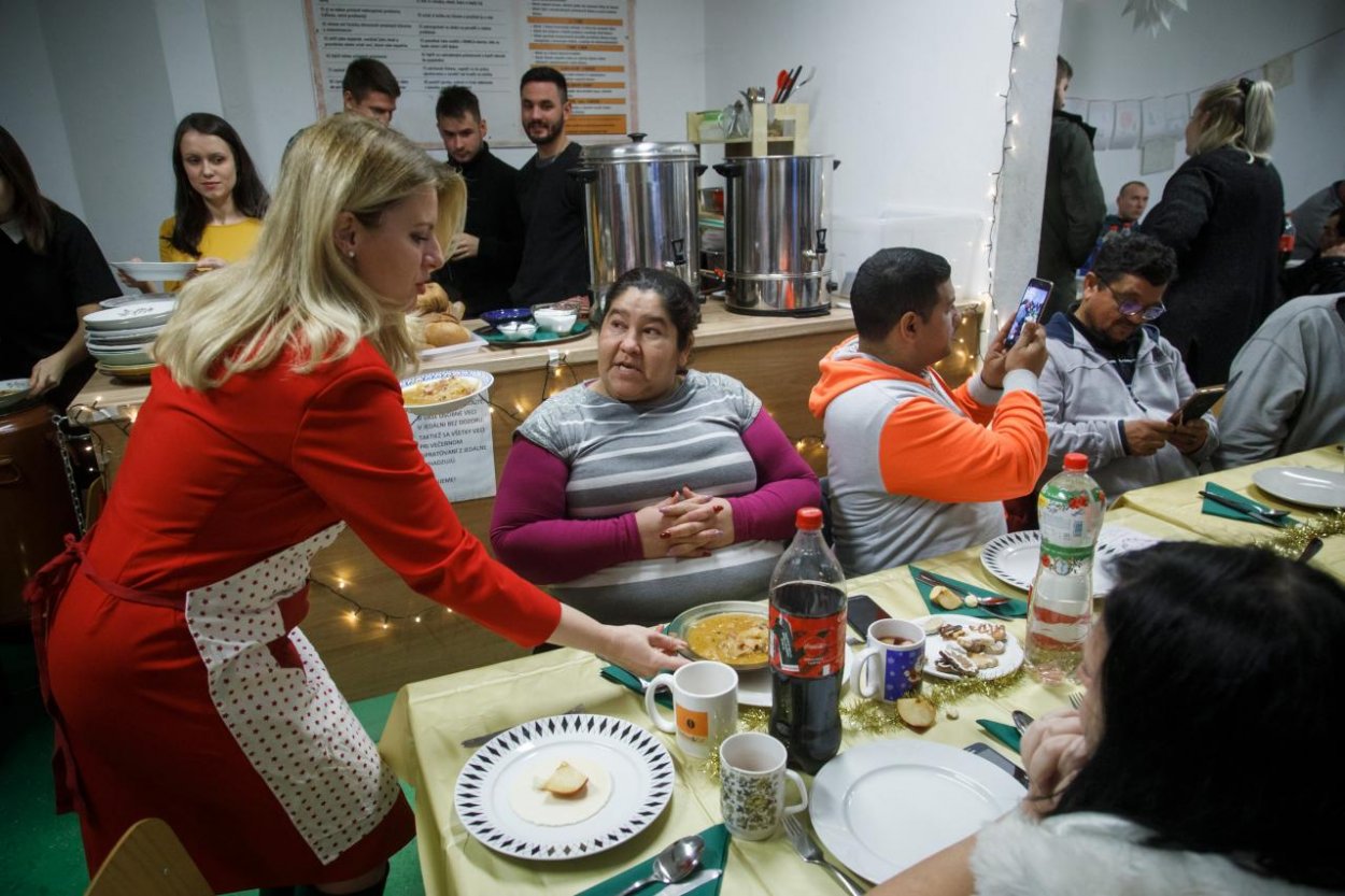 Ľuďom bez domova pomáhajú osláviť Vianoce rôzne organizácie