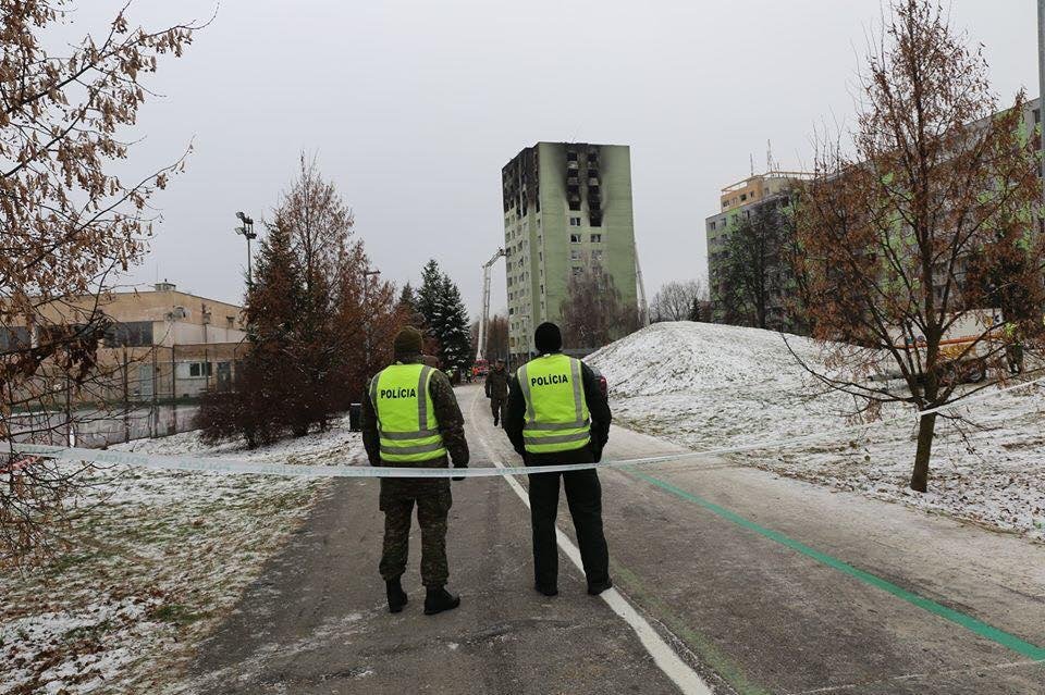 Hasiči v Prešove ukončili zásah. Panelák zrejme zrútia