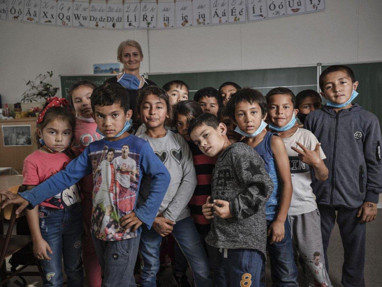 Tisícky rómskych detí vypadli počas korony zo vzdelávania, lebo nemali počítač, internet alebo motiváciu, hovorí pedagóg