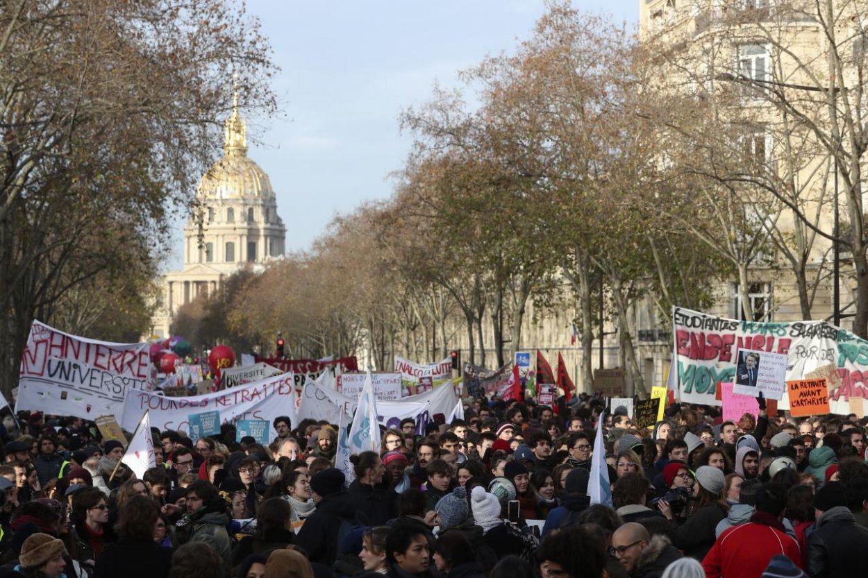 Štrajk vo Francúzsku pokračuje, vláda predstaví návrh dôchodkovej reformy