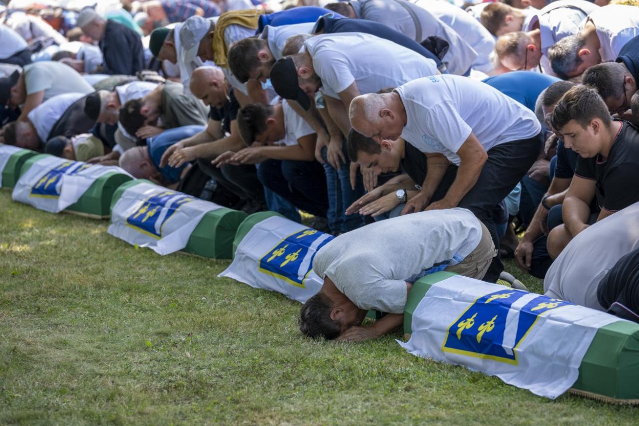 Tisíce ľudí si pripomínajú Srebrenický masaker