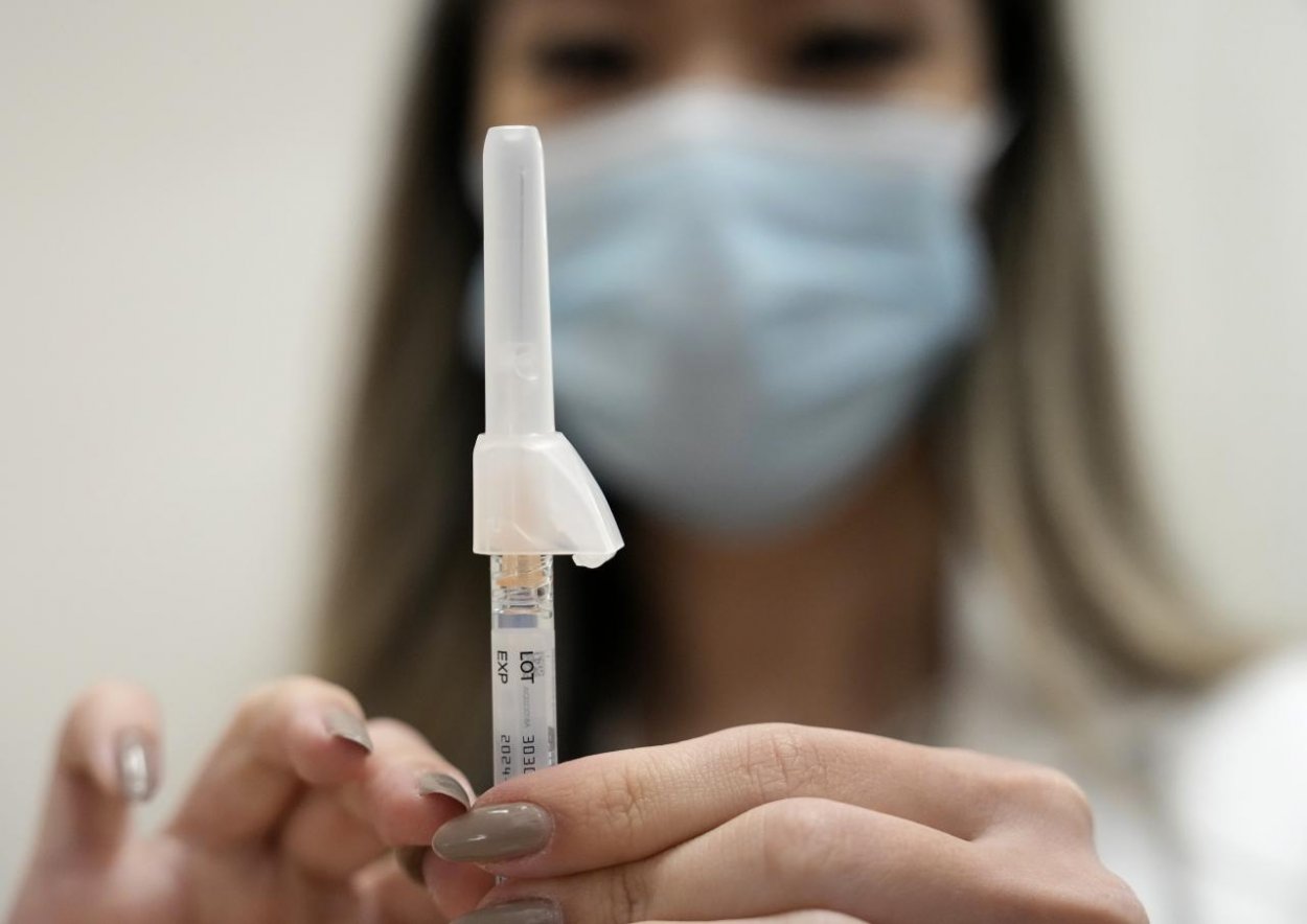 Štát spúšťa očkovanie proti covid-19 novou adaptovanou vakcínou, očkovať sa bude vo vybraných nemocniciach