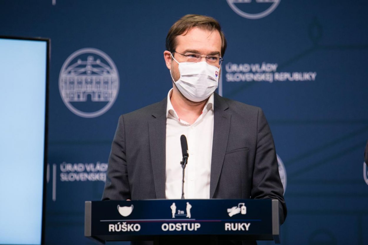 Minister zdravotníctva: Vírus je v nekontrolovateľnej fáze šírenia, v stredu vláda schváli prísnejšie obmedzenia