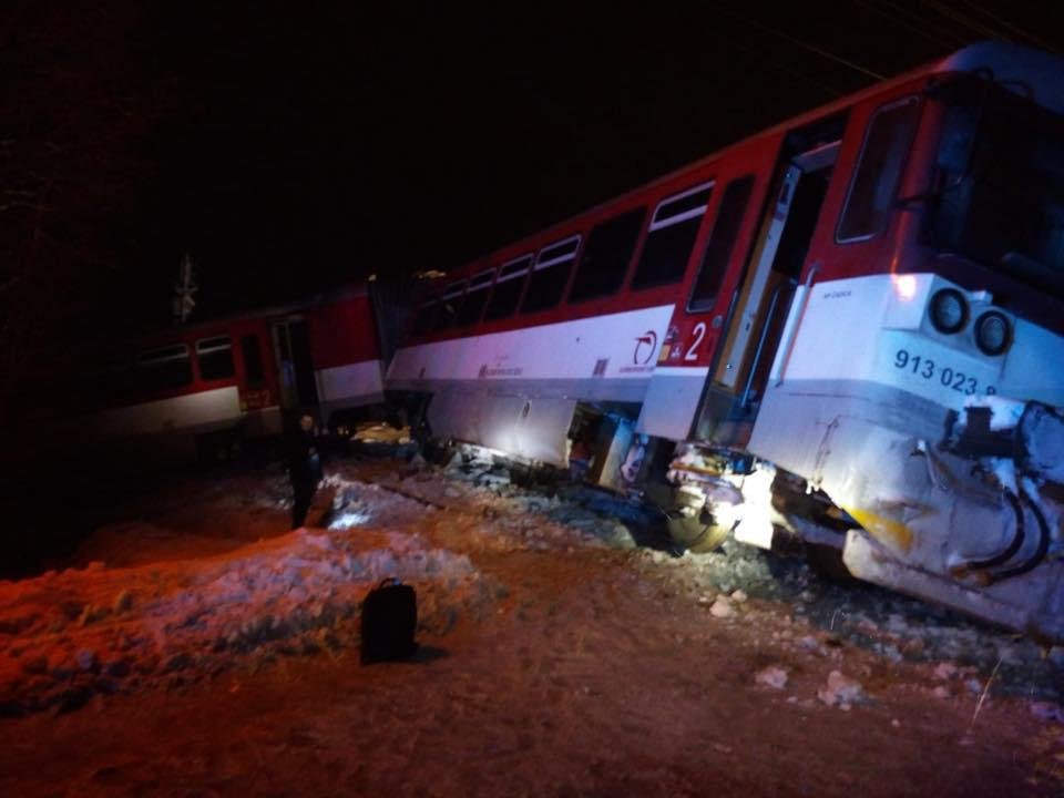 Pri zrážke osobného vlaku s kamiónom sa zranilo 7 ľudí