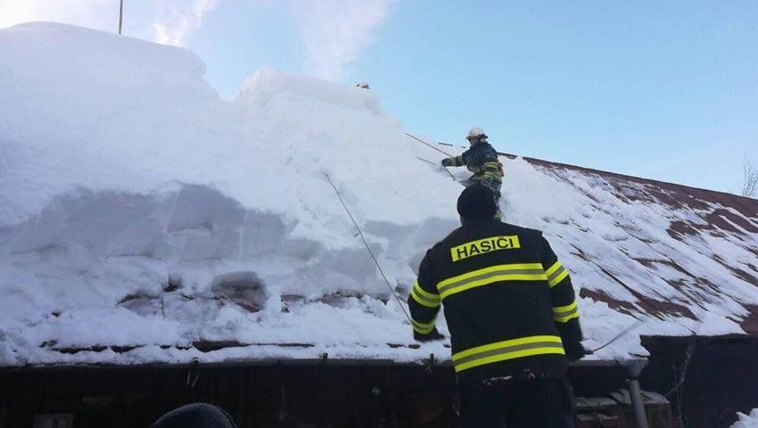 V Žilinskom kraji bojujú so snehovou kalamitou hasiči, vojaci, polícia aj vrtuľník
