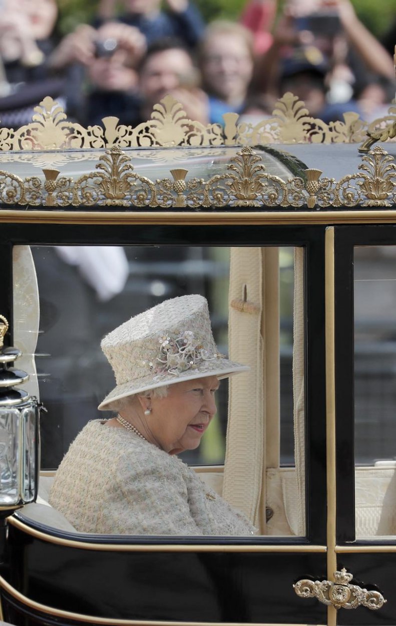 Britská kráľovná Alžbeta II. oficiálne oslávila svoje 93. narodeniny