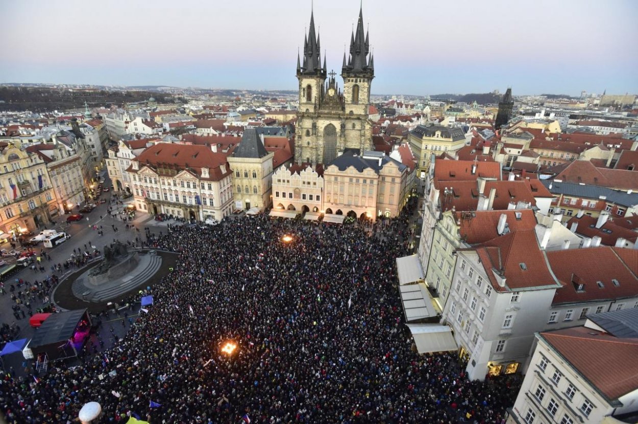 Praha skanduje: Demisi! 
