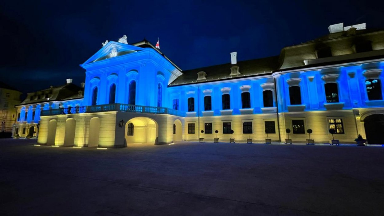 Prezidentský palác svieti na znak solidarity s Ukrajinou v jej národných farbách