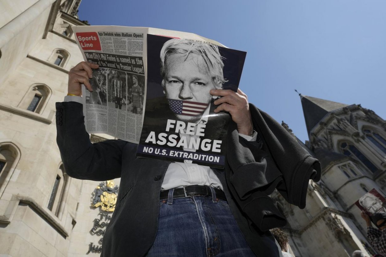 Wikileaks: Assange už opustil väzenie a odletel z Británie