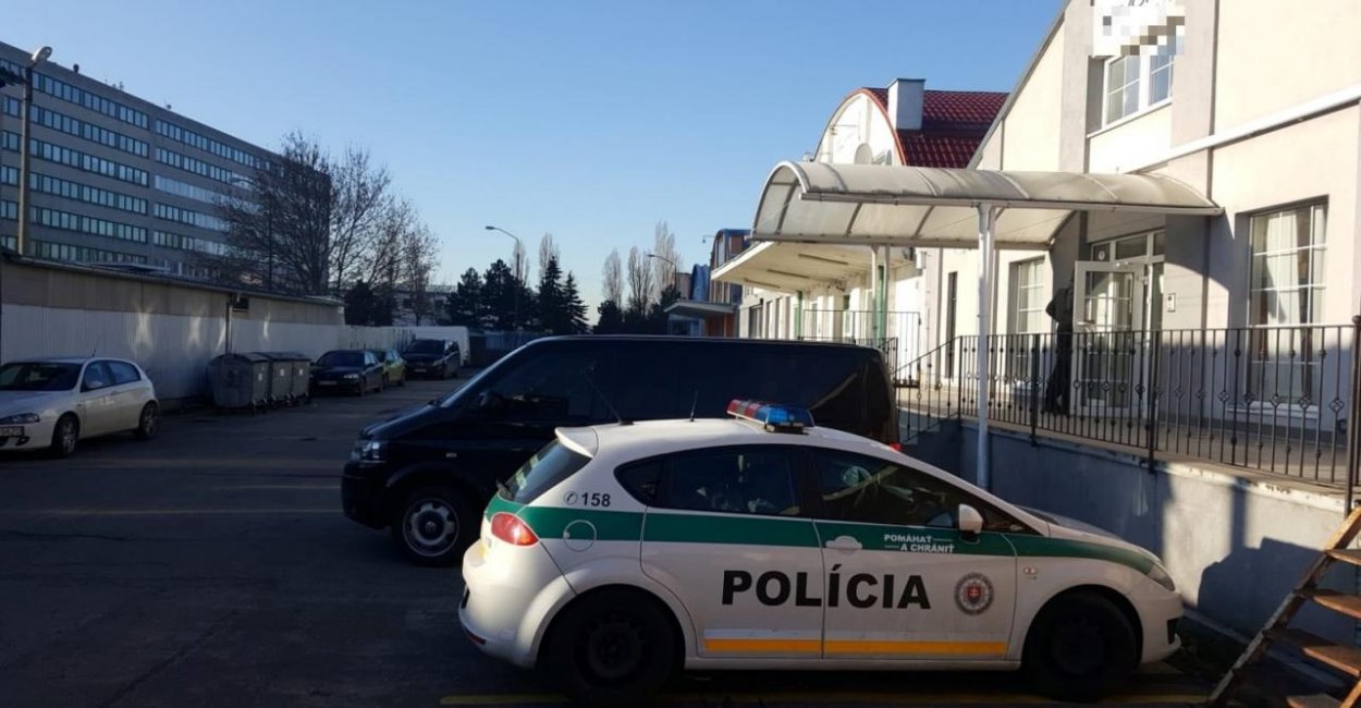 NAKA v Bratislave prehľadáva kancelárie, pomáha holandskej polícii