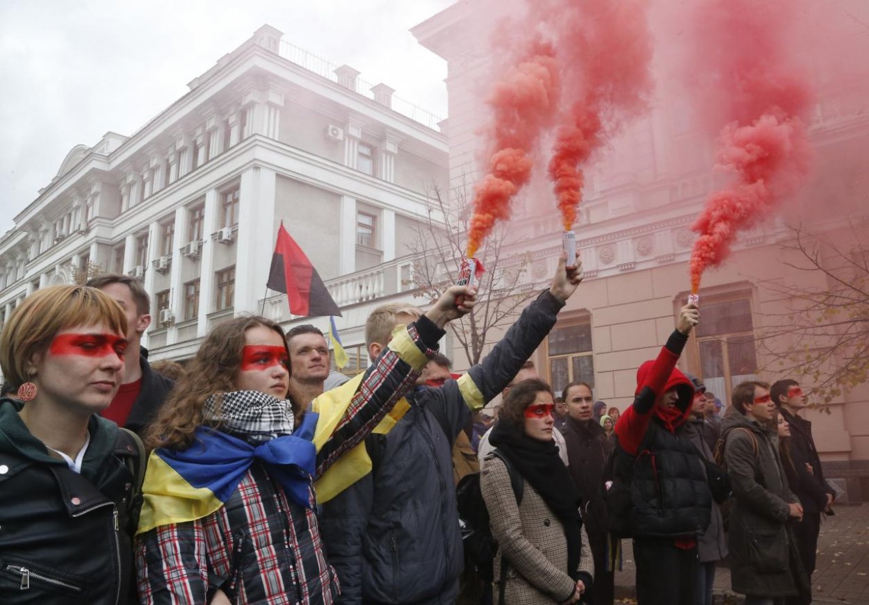 Tisíce ľudí protestovali v Kyjeve proti tzv. Steinmeierovmu plánu