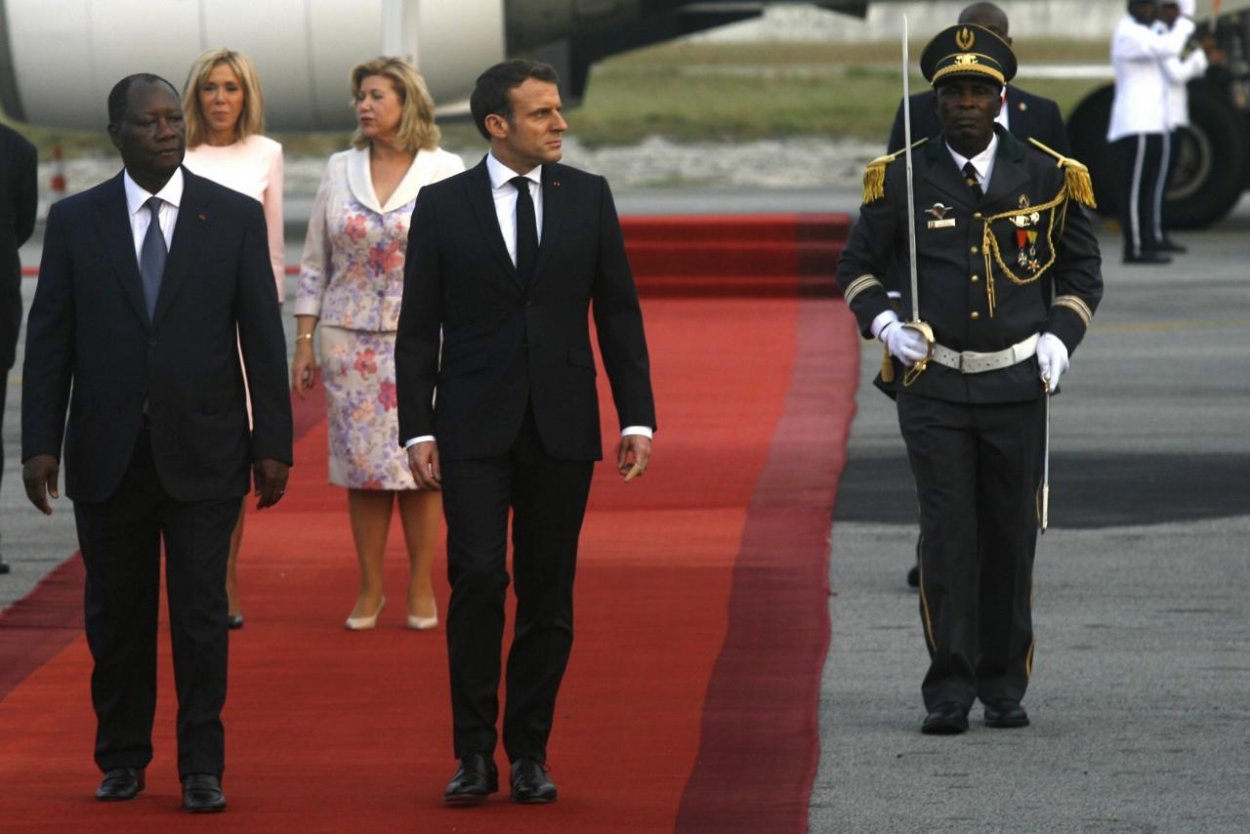 Macron v Pobreží Slonoviny: Kolonializmus bol vážnou chybou