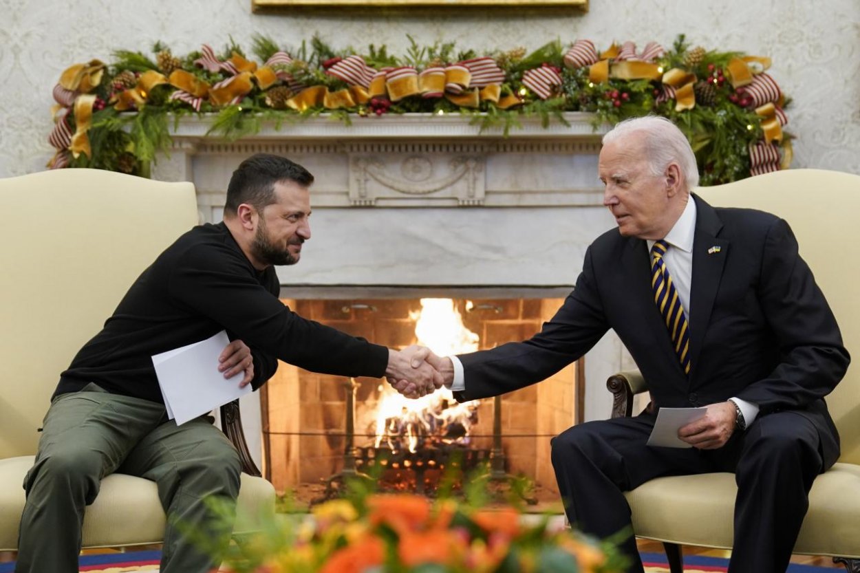 Biden uistil Zelenského, že Ukrajinu neopustí