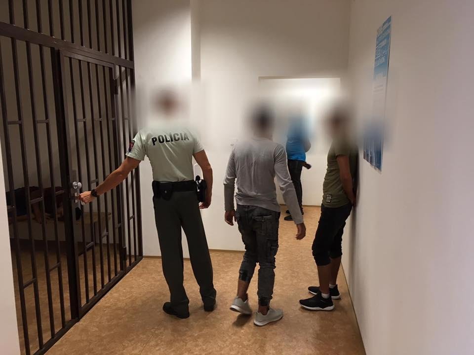 Policajti zadržali pri Bratislave jedenásť nelegálnych migrantov