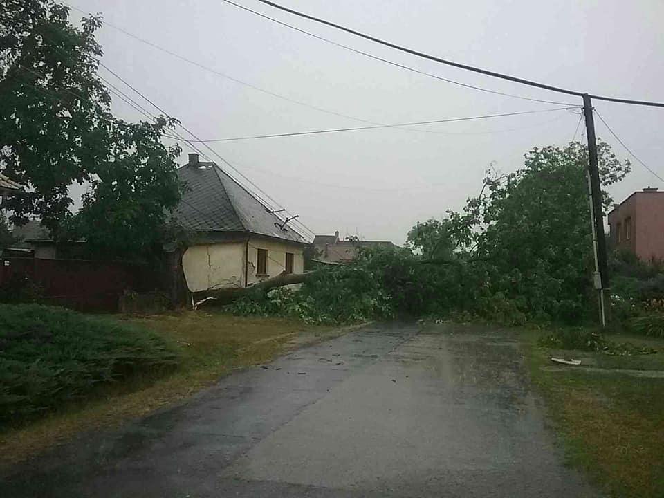 Po včerajšej búrke sú ľudia na strednom Slovensku stále bez elektriny