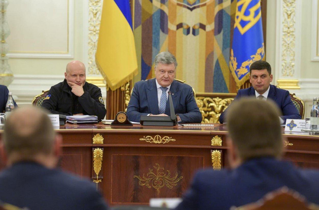 Ukrajina zrušila vojenský stav a uvalila sankcie na Rusko