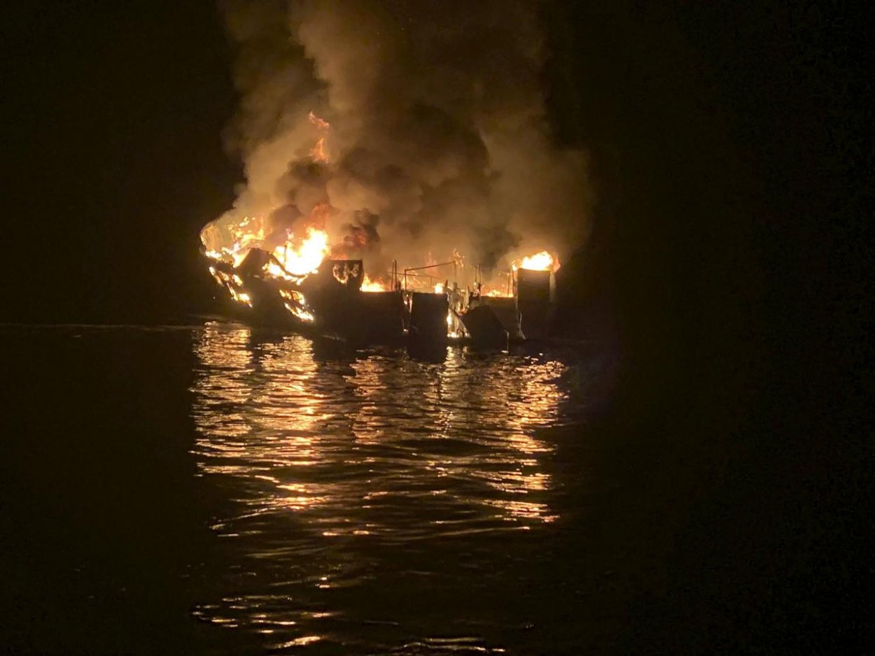 Požiar na lodi v Kalifornii si vyžiadal najmenej 25 obetí