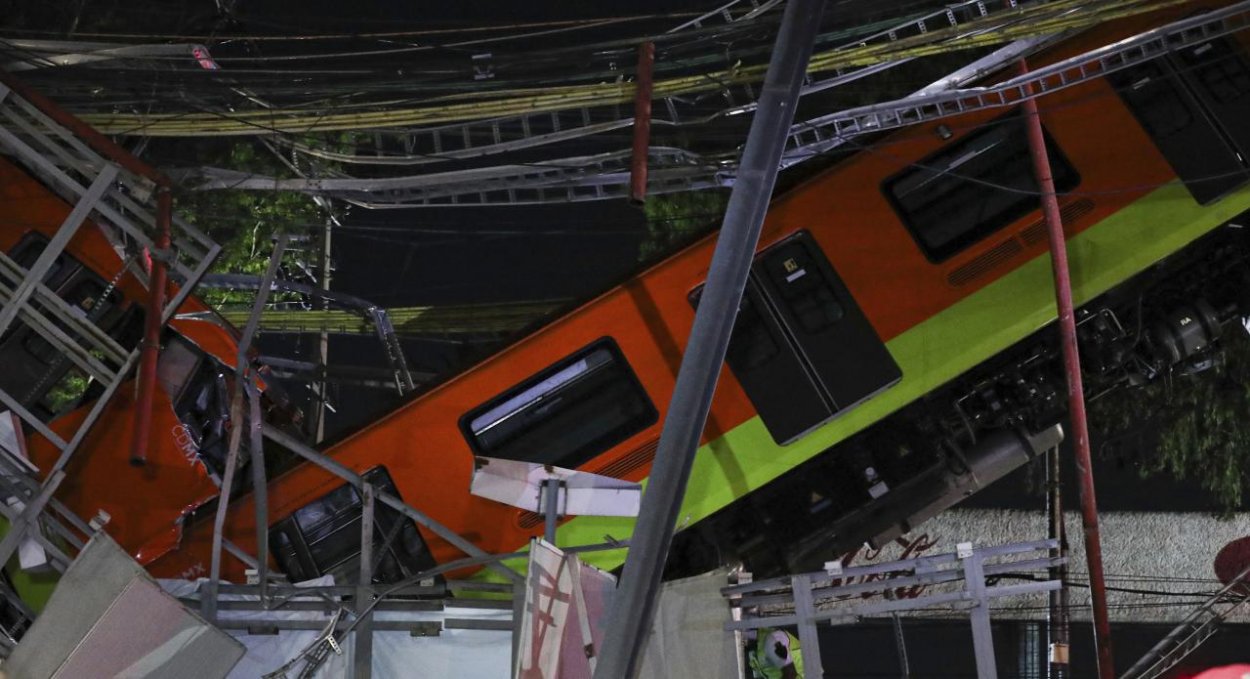 V hlavnom meste Mexika sa zrútil nadjazd metra, zahynulo najmenej 13 ľudí