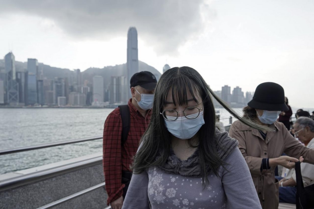 Pre vírus z Číny rušia oslavy, zavádzajú sa kontroly na letiskách
