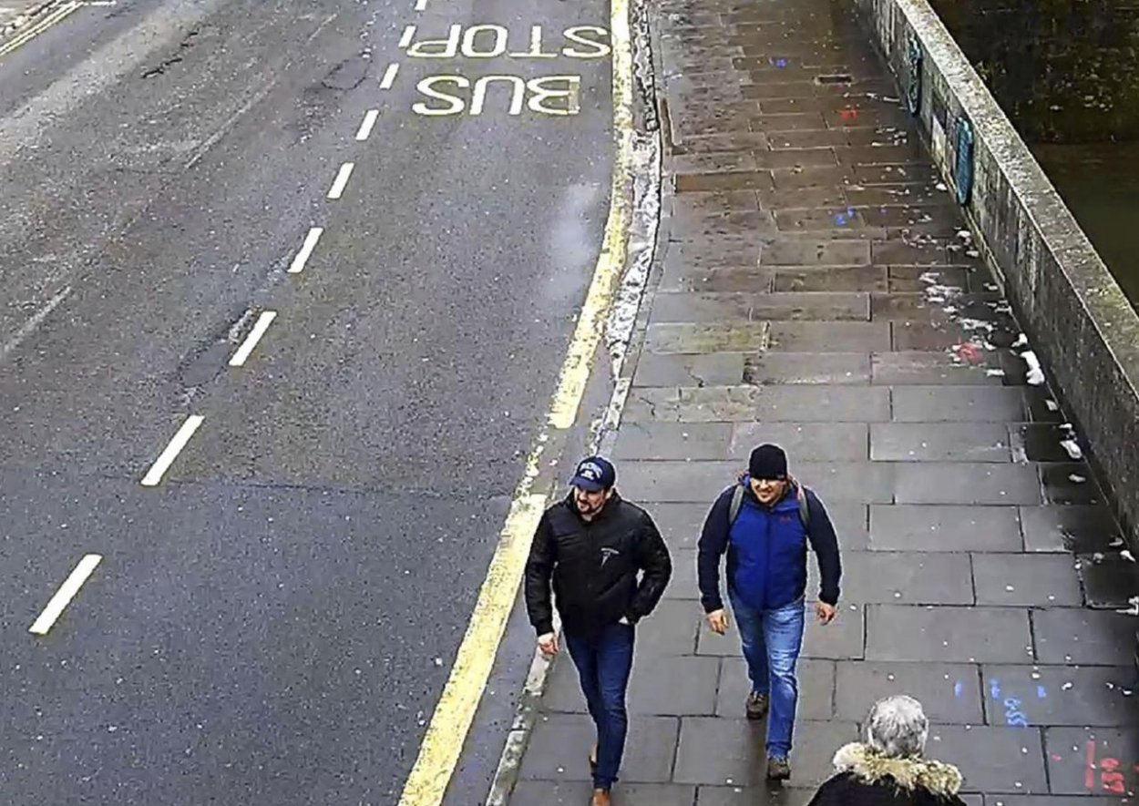 Polícia zverejnila mená dvoch Rusov, ktorí sú podľa nej zodpovední za útok na Skripaľa. Podľa Mayovej ide o ruských agentov