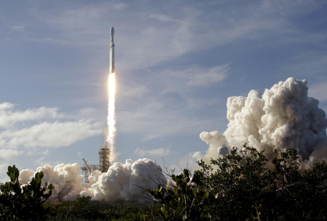 SpaceX úspešne vyslala do vesmíru raketu Falcon Heavy