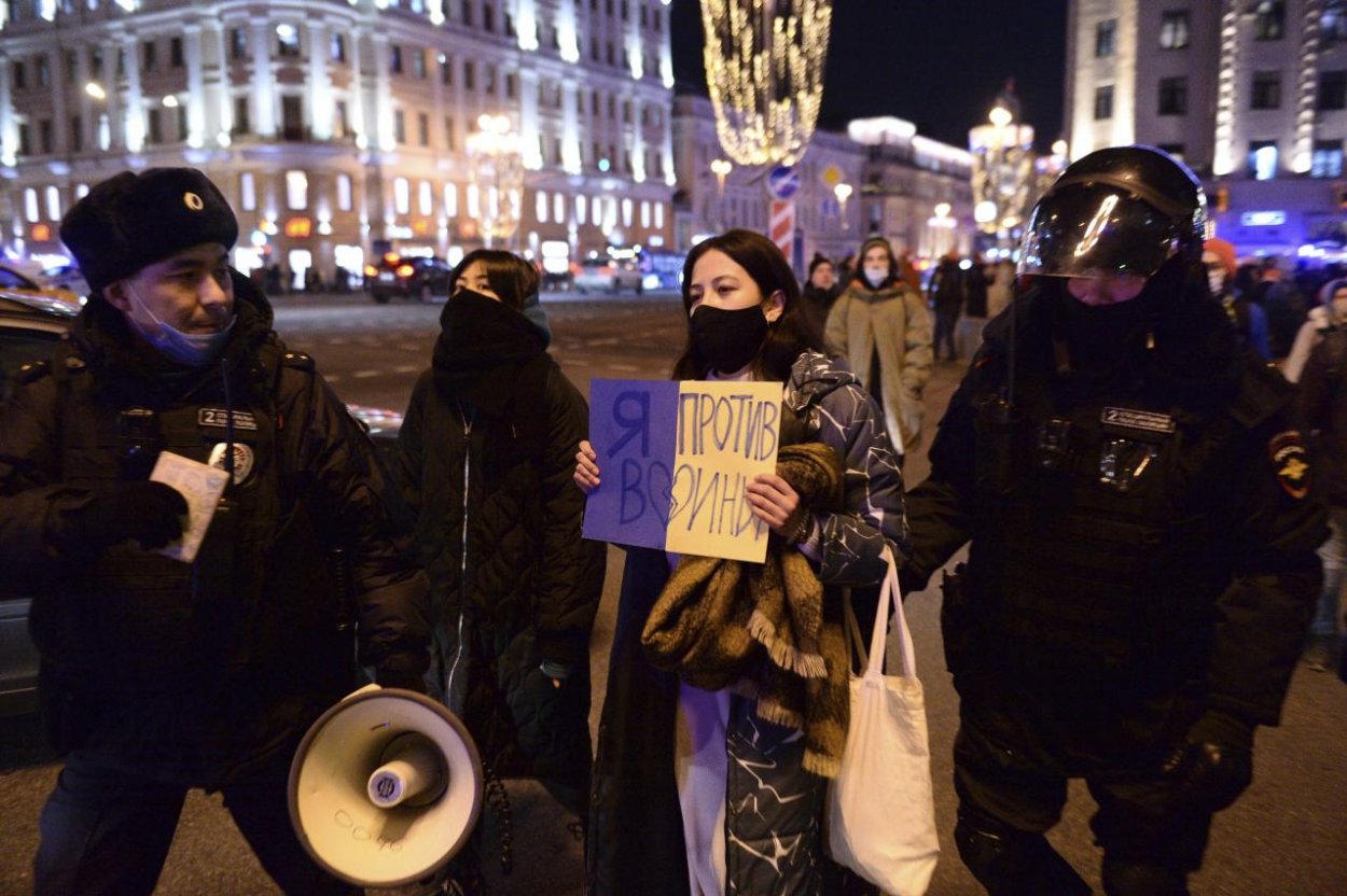 Ľudia v Moskve protestujú proti vojne na Ukrajine