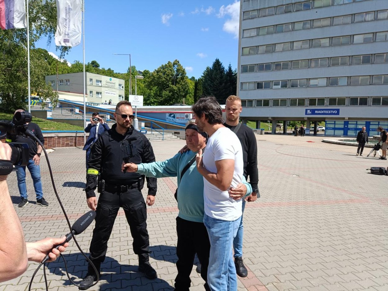 Premiér Robert Fico je mimo ohrozenia života, jeho stav je naďalej vážny