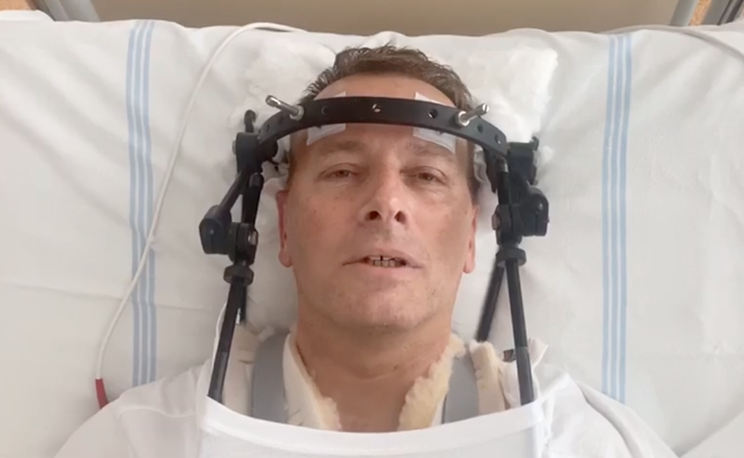 Boris Kollár uverejnil video z nemocnice. Hovorí aj o autonehode, ktorej bol účastníkom počas zákazu vychádzania