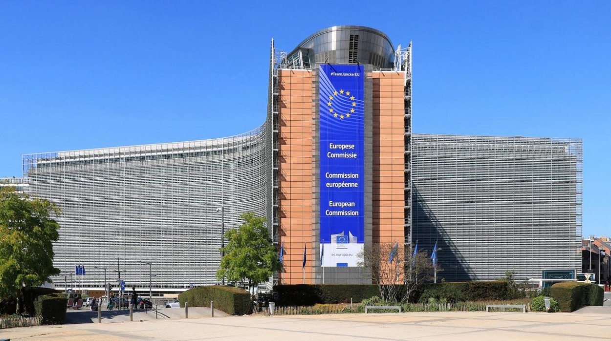 Európska komisia predstavila prísnejšie pravidlá boja proti korupcii na celom svete