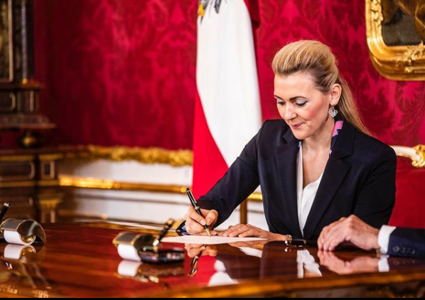 Rakúska ministerka odstúpila pre plagiátorstvo, titul mala zo slovenskej univerzity