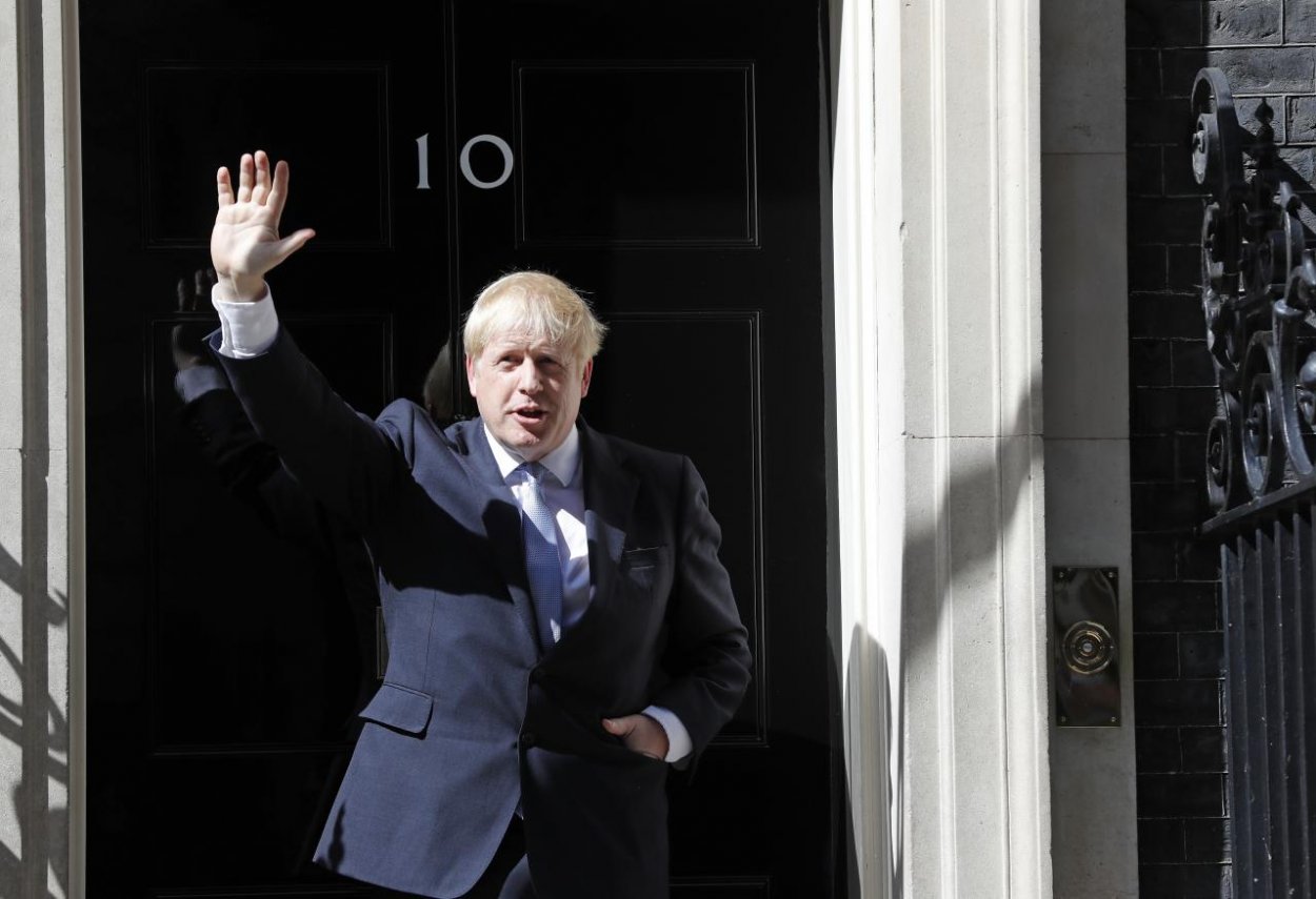 Britská kráľovná vymenovala Johnsona za nového premiéra 