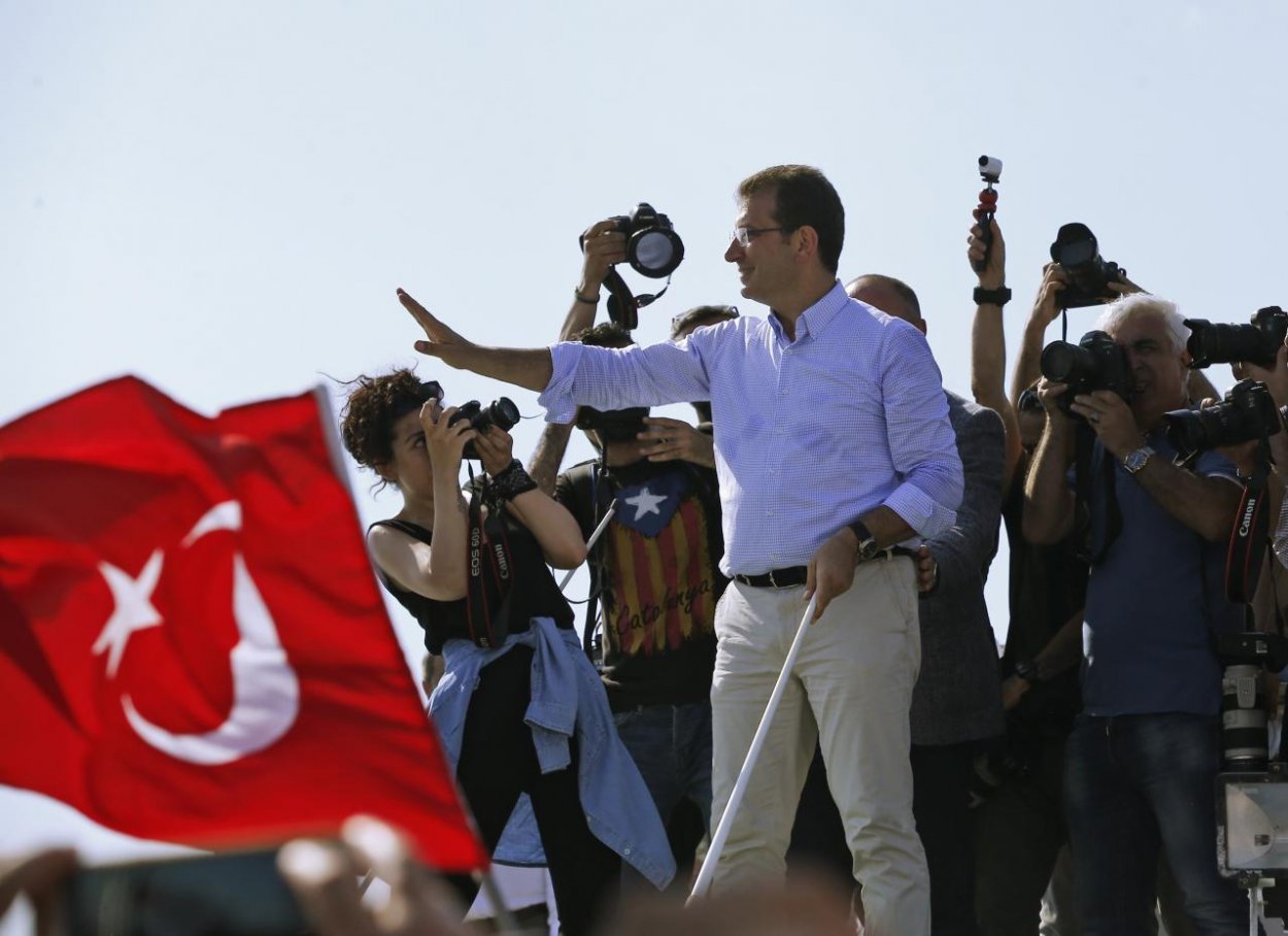 V opakovaných voľbách v Istanbule bol znovuzvolený opozičný kandidát