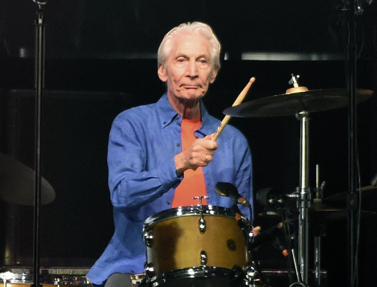 Charlie Watts, bubeník skupiny Rolling Stones, zomrel vo veku 80 rokov