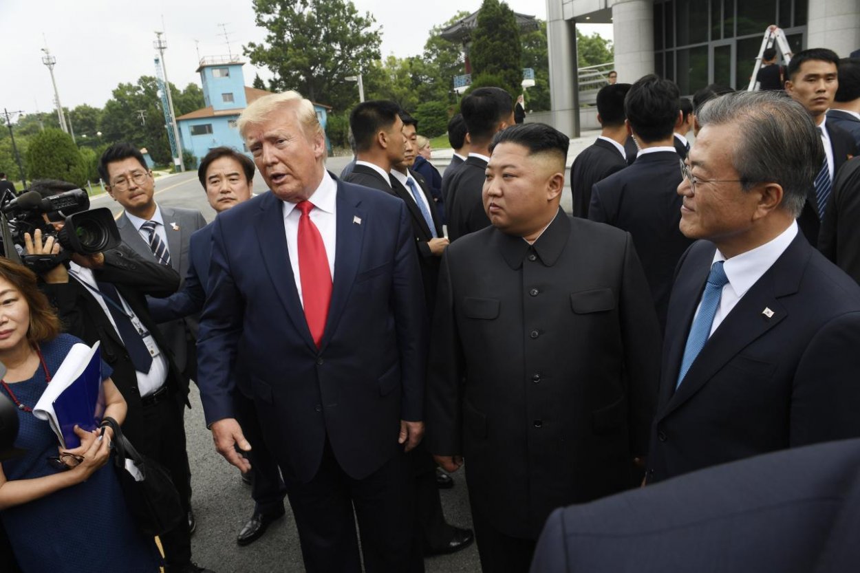 Trump sa už tretíkrát stretol s Kim Čong-unom, vkročil do KĽDR a ohlásil obnovenie jadrových rokovaní