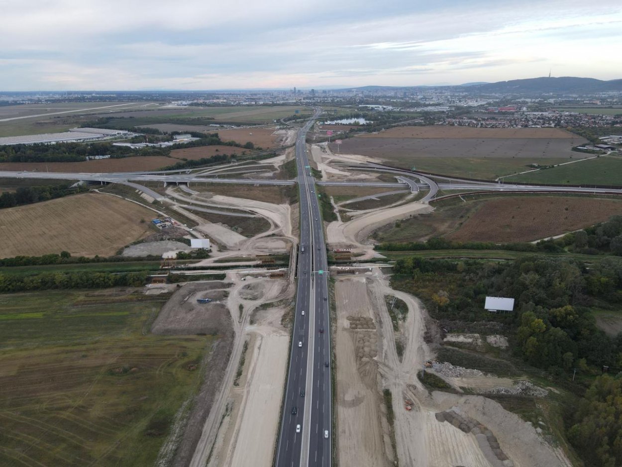 Po zbúraní mosta nad D1 odštartovali rozširovanie úseku medzi Bratislavou a Triblavinou