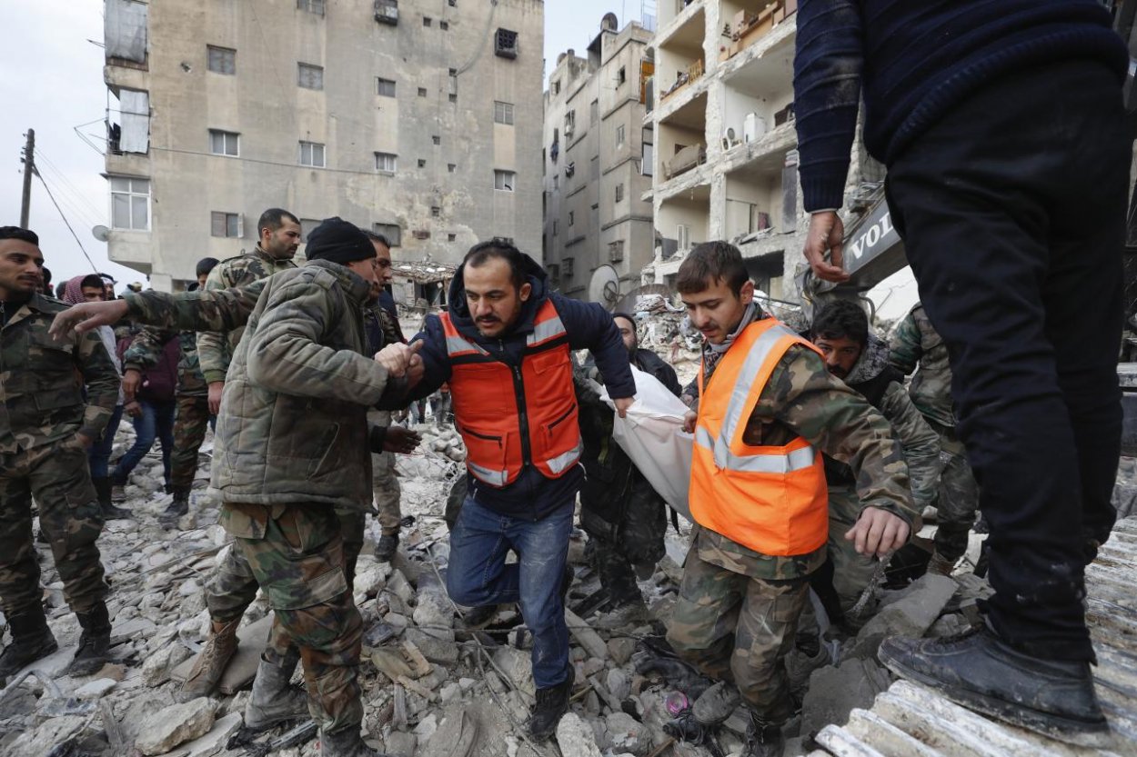 Počet obetí zemetrasenia v Turecku a Sýrii presiahol 16-tisíc