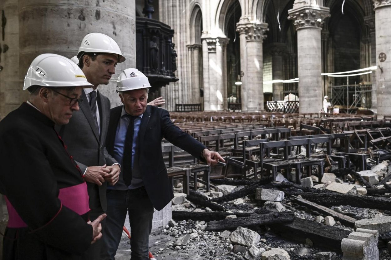 Možné príčiny požiaru Notre-Dame sú cigareta alebo porucha elektriny 