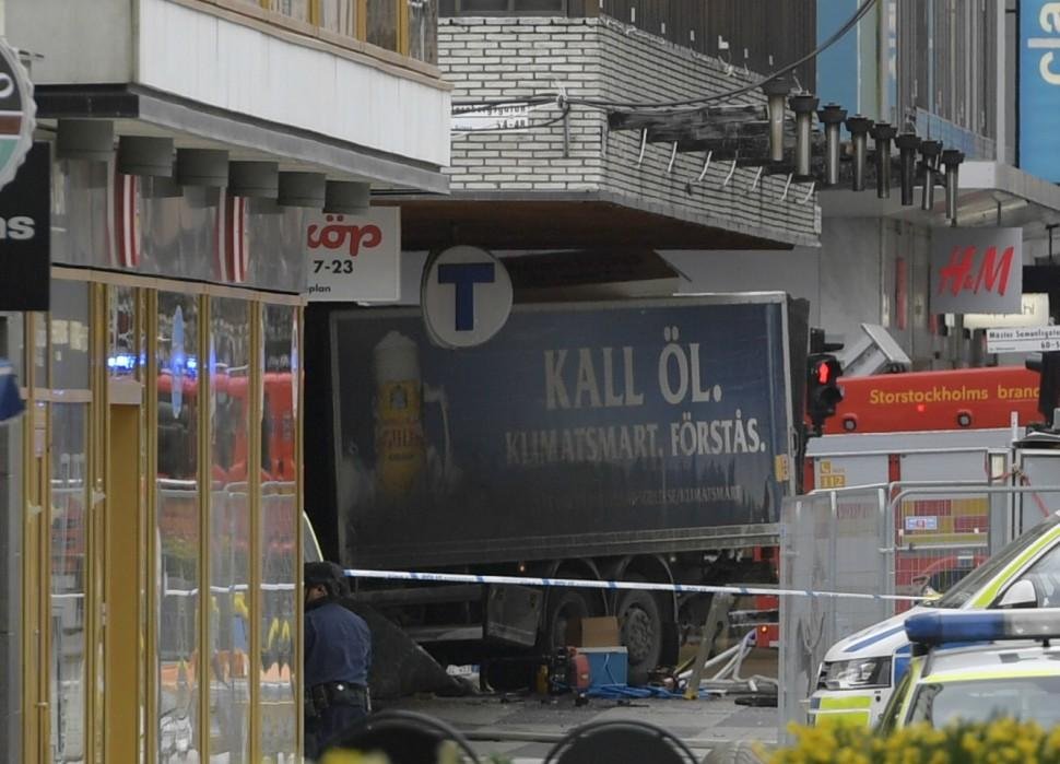 Nákladné auto vrazilo v centre Štokholmu do davu ľudí, zahynuli štyria ľudia