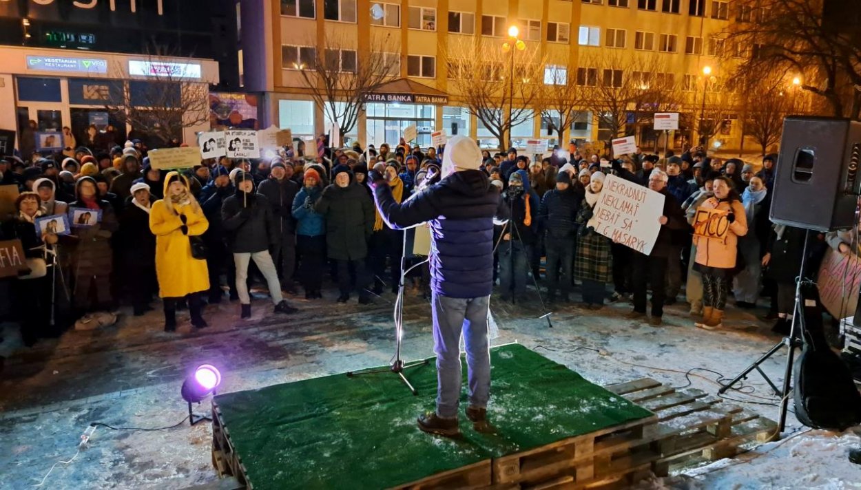 V Poprade na proteste vystúpila revolučná aktivistka, básnik, hudobník i prvovolička