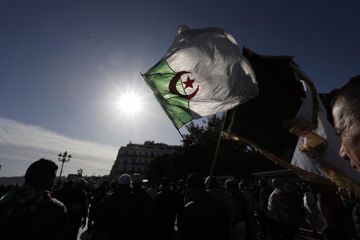 Kvôli korupcii odsúdili dvoch bývalých alžírskych premiérov