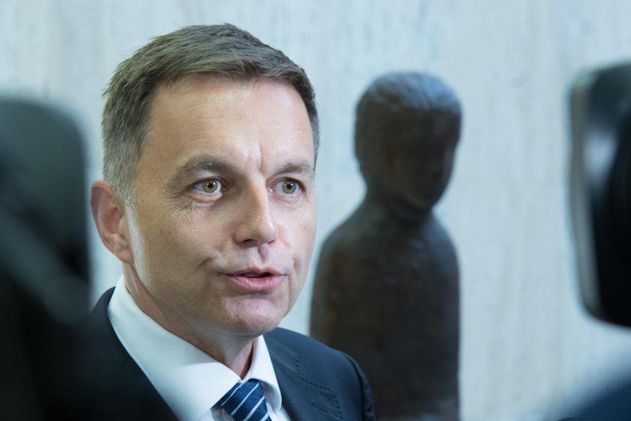 Exminister financií a guvernér NBS Peter Kažimír je obvinený z podplácania