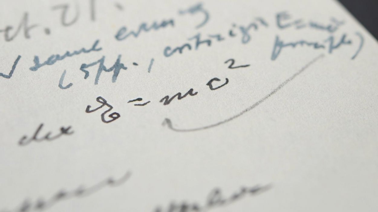 List Alberta Einsteina s jeho známou rovnicou vydražili za 1,2 milióna dolárov