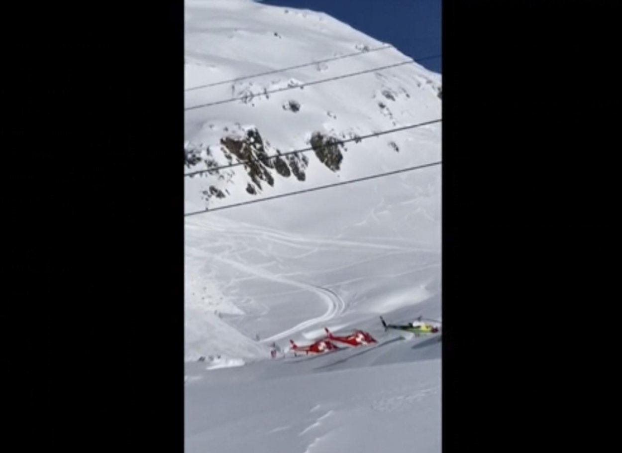 Vo Švajčiarsku spadla lavína priamo na zjazdovku