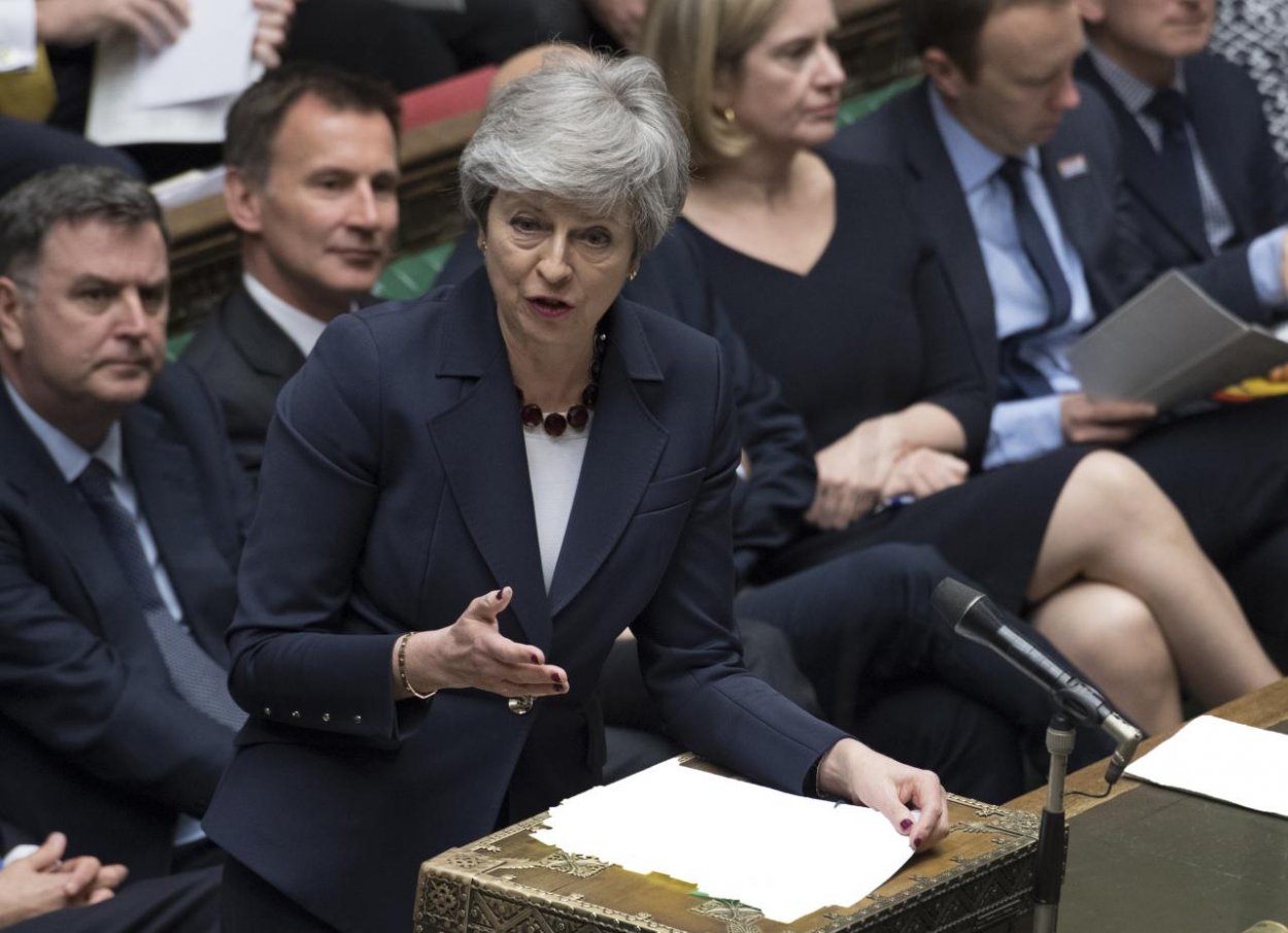 Britskí poslanci schválili odklad brexitu, May sľúbila odchod
